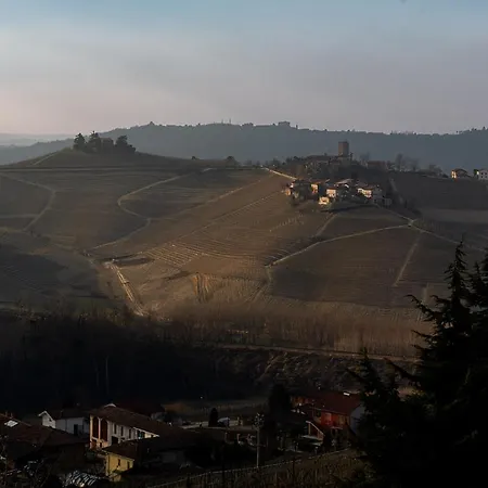 Sedendo E Mirando 4* Neive