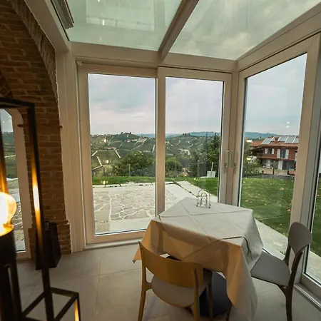 Sedendo E Mirando Neive