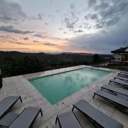 Sedendo E Mirando Neive