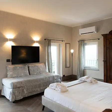 Sedendo E Mirando 4* Neive