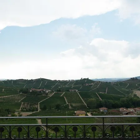 Alojamento de Acomodação e Pequeno-almoço Sedendo E Mirando Neive