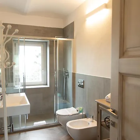 Sedendo E Mirando Neive