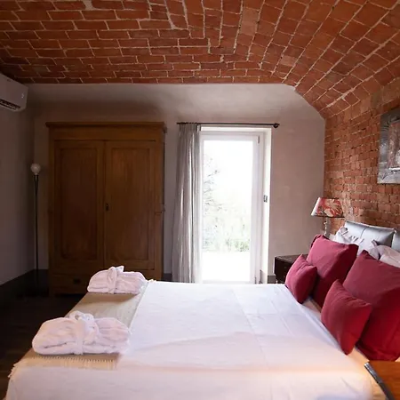 Sedendo E Mirando 4* Neive