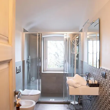 Sedendo E Mirando 4*