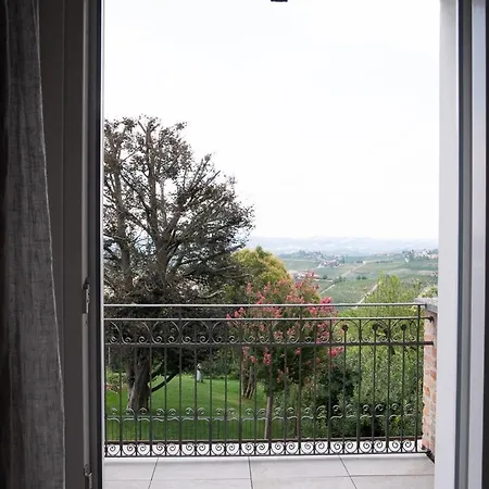 Sedendo E Mirando Bed & Breakfast Neive