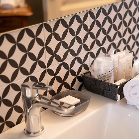 Sedendo E Mirando 4* Neive