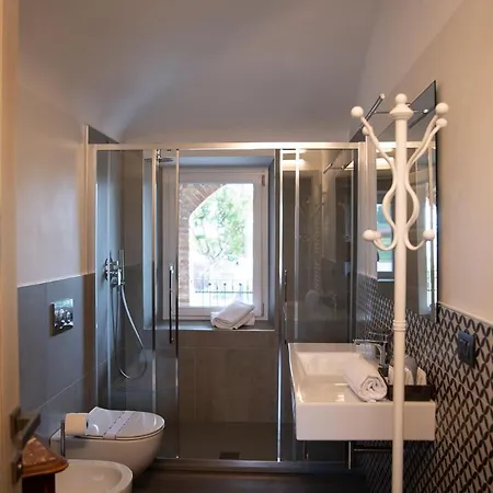 Sedendo E Mirando 4* Neive