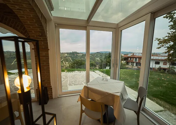 Sedendo E Mirando Neive